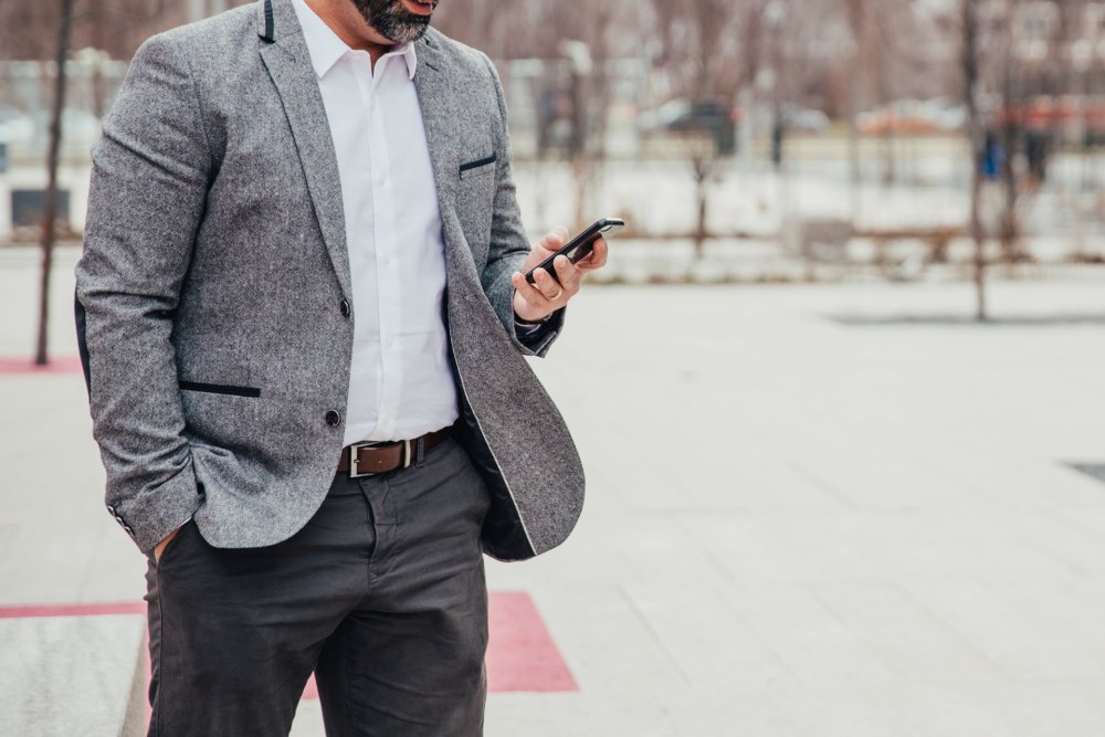 Un professionnel consulte ses documents et son téléphone